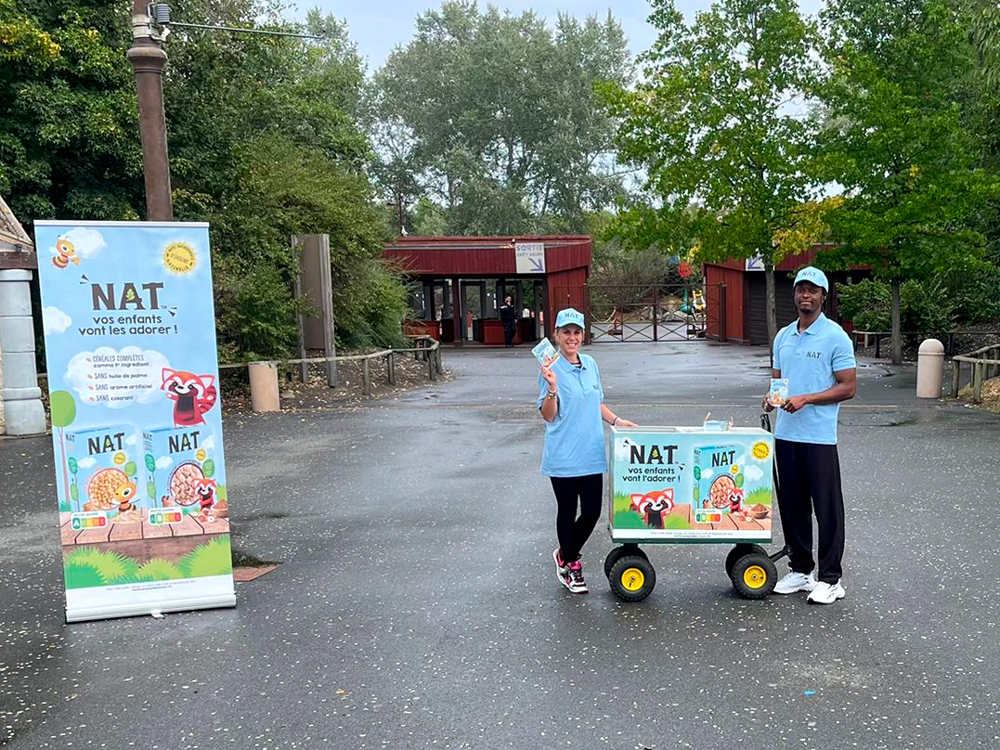 distribution d'échantillons gratuits au Parc Astérix