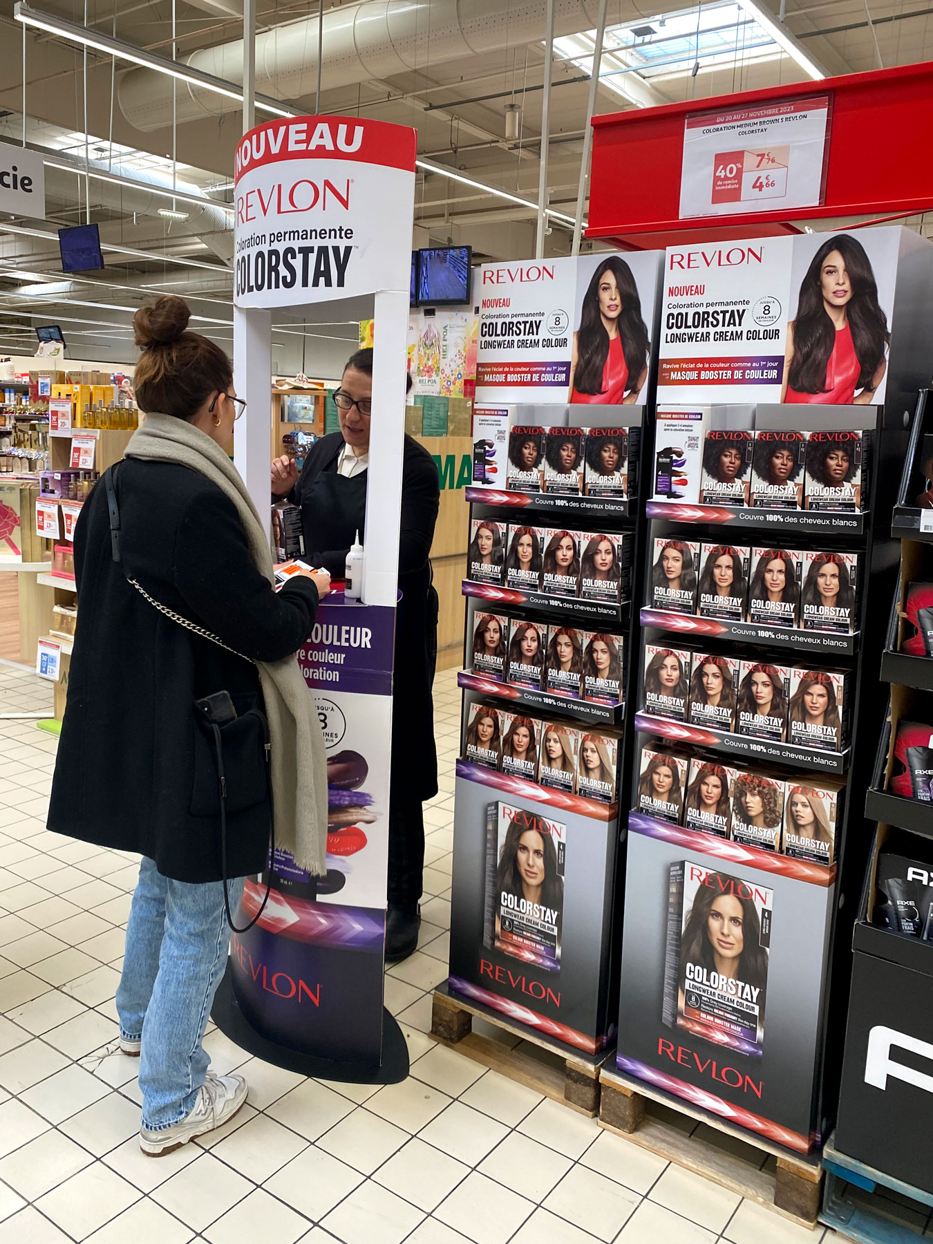 dispositif plv en magasin Revlon