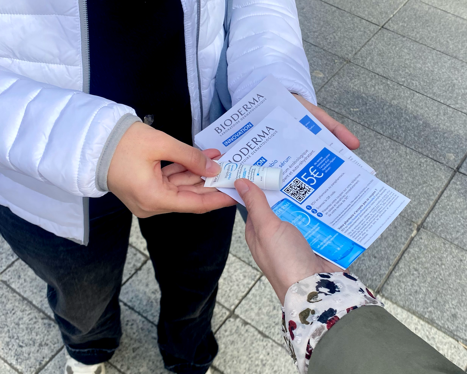 distribution d'échantillons produits BIODERMA en street marketing