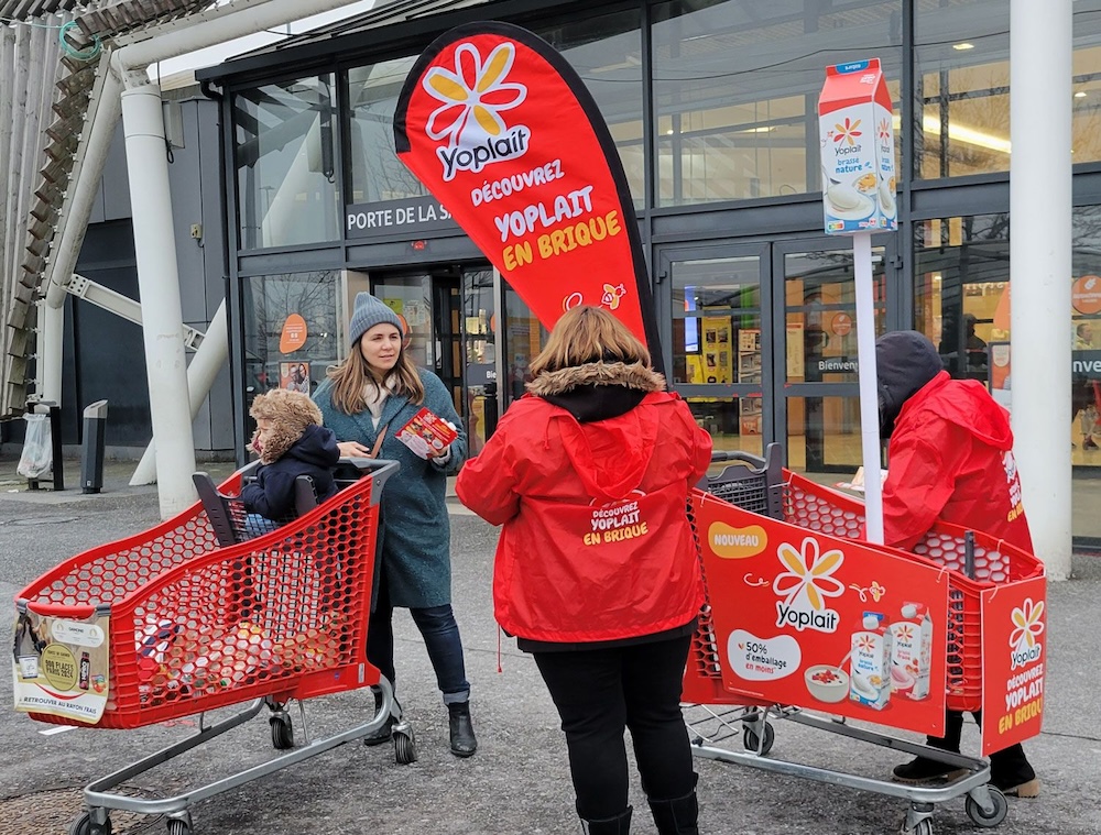 Sampling Yoplait brique par STRADA Marketing