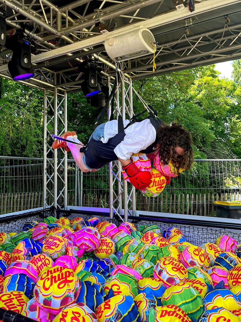 Attraction inédite de pince humaine, dispositif événementiel Chupa Chups 