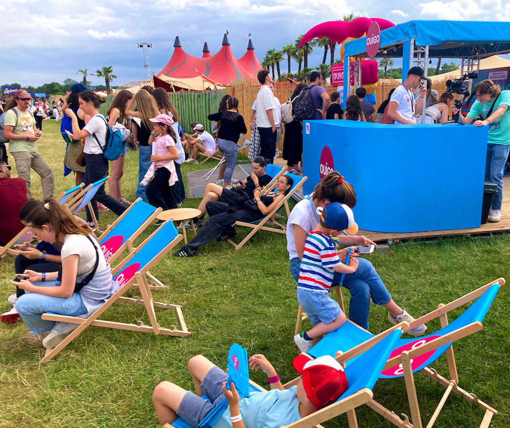 Espace détente du stand OUIGO en festival de musique 