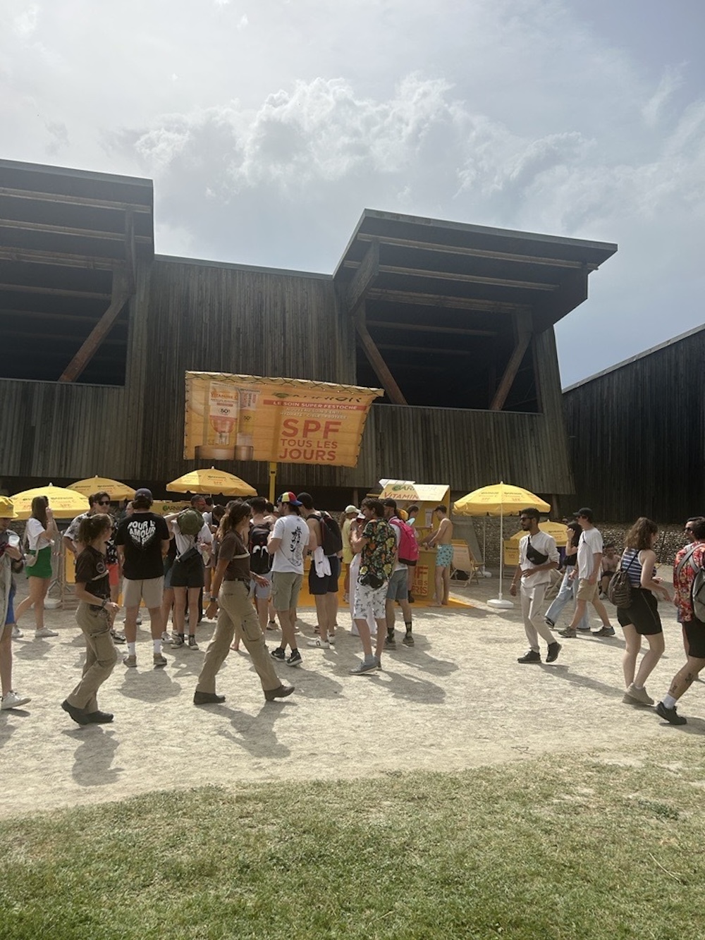 Panneau XXL Garnier Evasion festival STRADA Marketing