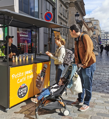 Street marketing triporteur Emmi café latte par STRADA Marketing