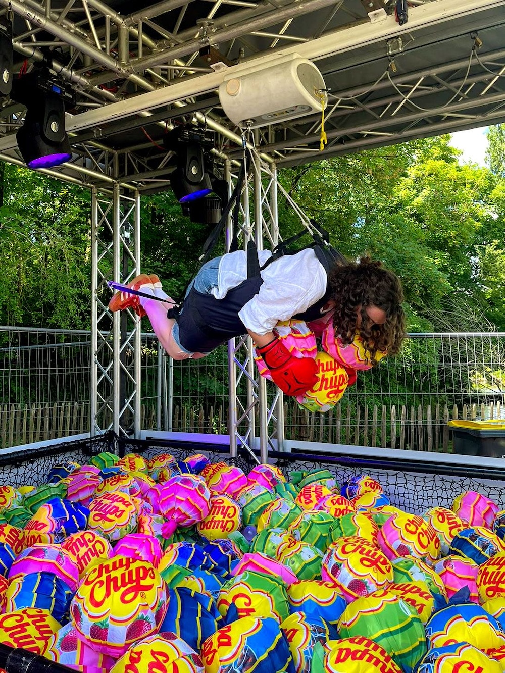 Pince humaine Chupa Chups festival par STRADA Marketing