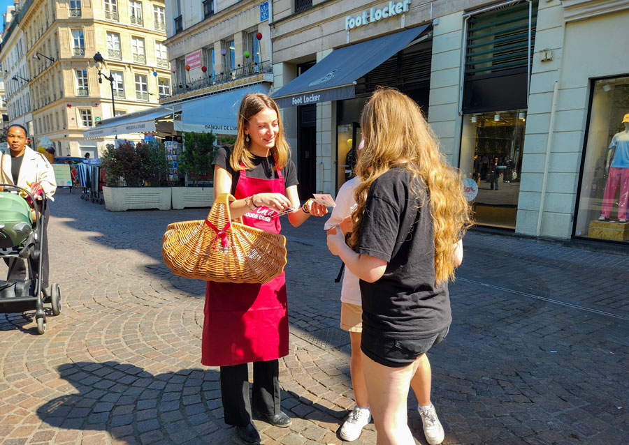 distribution d'échantillons produit lors d'une opération street marketing