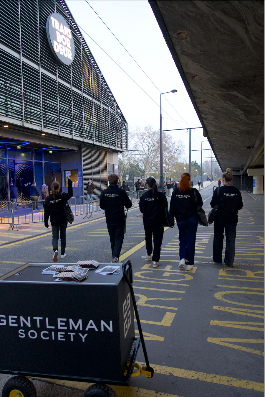 opération d'échantillonnage produits en concert de musique pour Givenchy