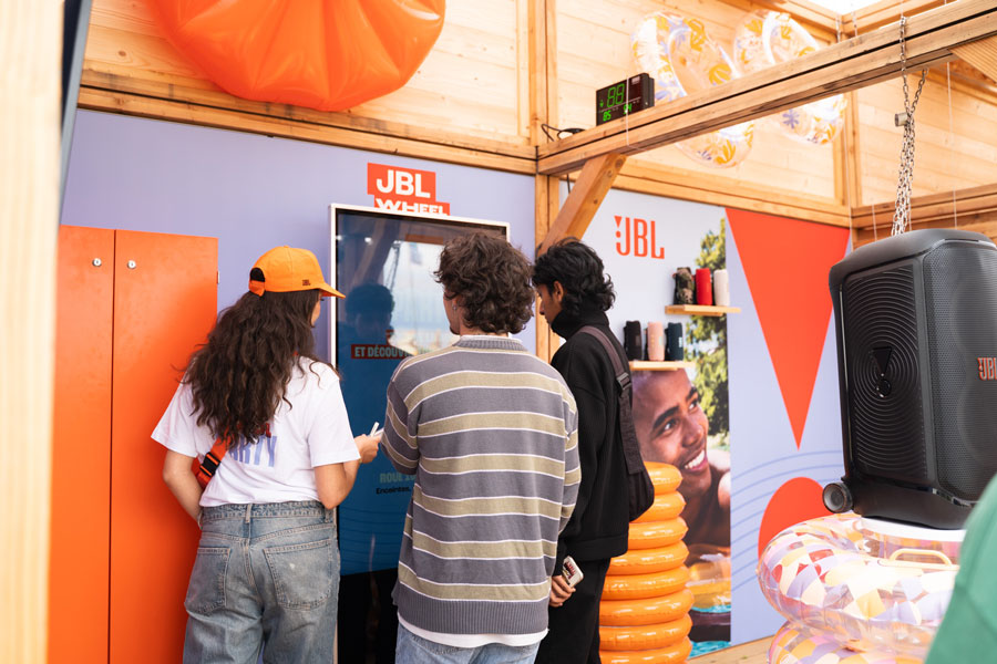 dispositif de marque JBL en festival