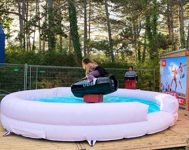 tournée événementiel en festival avec un taureau mécanique JBL